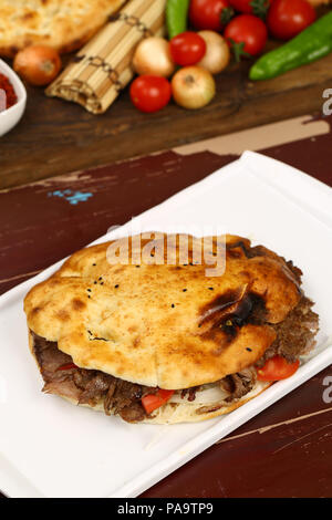 Bagno turco Döner Kebab shawarma in pane pita sandwich Foto Stock