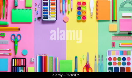 Forniture scolastiche in frame con colorati sfondo della carta Foto Stock