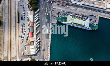 Stazione ferroviaria, la stazione degli autobus e la linea Jadrolinija barca al porto di Split, Croazia Foto Stock