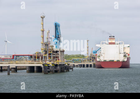 Gas terminal di trasbordo nel porto di Rotterdam, il più grande porto di mare di Europa Foto Stock