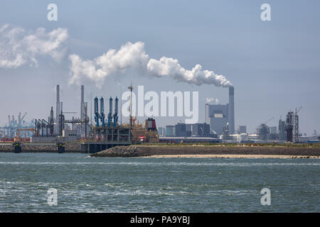 Terminale di olio e impianto di alimentazione nel porto olandese di Rotterdam Foto Stock
