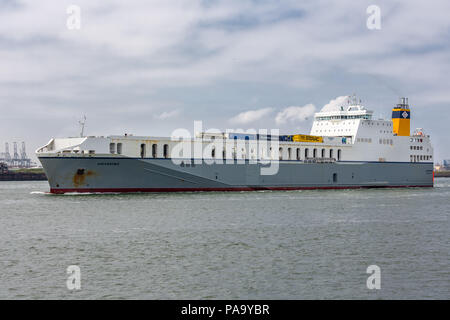 Nave da carico con contenitori a vela nel porto olandese di Rotterdam Foto Stock