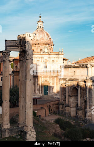 Arco trionfale di Settimio Severo (Arco di Settimio Severo) e chiesa cattolica Santi Luca e Martina sul Campidoglio e Tempio di Vespasiano Foto Stock