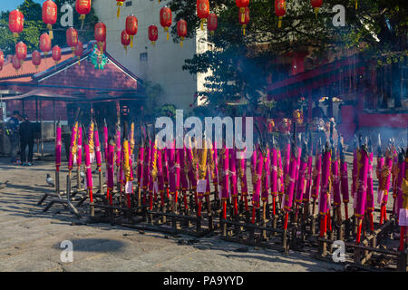 Bastoncini di incenso burining come offerte presso il Tempio della Dea della Misericordia, Penang, Malaysia Foto Stock