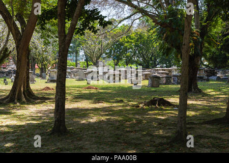 Cimitero Protestante, George Town. Disturbati nella seconda guerra mondiale dalle bombe giapponesi. Malaysia. Foto Stock