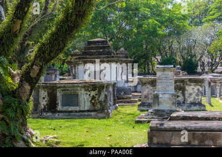 Cimitero Protestante, George Town. Disturbati nella seconda guerra mondiale dalle bombe giapponesi. Malaysia. Foto Stock