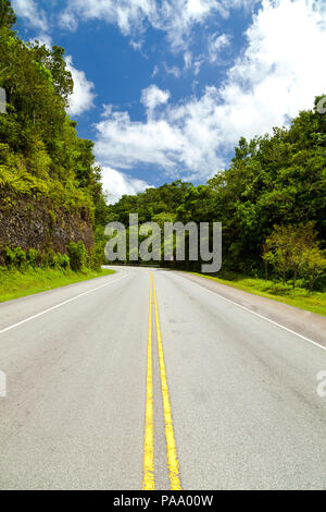 Autostrada Samana circondato da montagne Foto Stock