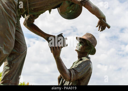 In prossimità di una sezione della escavatrice statua al Gateway orientale della Great Ocean Road, Victoria, Australia Foto Stock