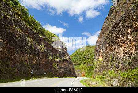 Autostrada Samana circondato da montagne Foto Stock