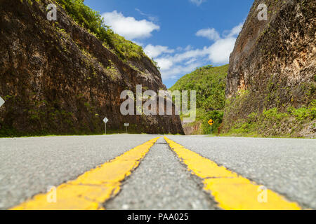 Autostrada Samana circondato da montagne Foto Stock