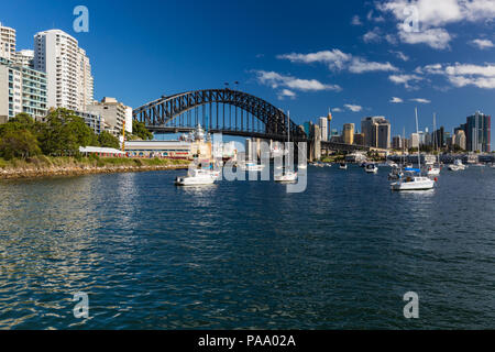 Sydney Harbour Bridge visto dalla lavanda baia vicino a Milsons Point, Sydney, Australia Foto Stock