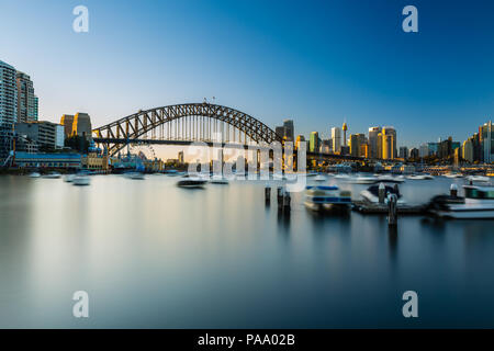 Sydney Harbour Bridge visto dalla lavanda baia vicino a Milsons Point, Sydney, Australia Foto Stock