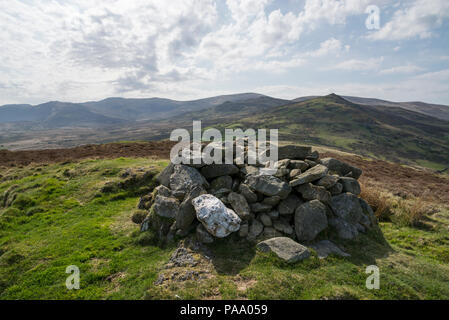 Summit cairn su Pen-y-Gaer, un età di ferro e bronzo hill fort sopra Llanbedr-y-Cennin, Conwy, il Galles del Nord. Foto Stock