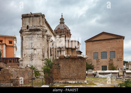 Arco trionfale di Settimio Severo (Arco di Settimio Severo) e chiesa cattolica Santi Luca e Martina sul Campidoglio e la Curia Julia. Rom Foto Stock