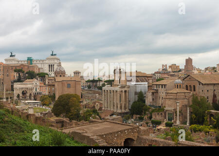 Vista del Foro Romano dal colle Palatino. Roma, Italia. Foto Stock