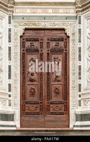 Close up di Santa Croce porta anteriore a Firenze, Italia Foto Stock