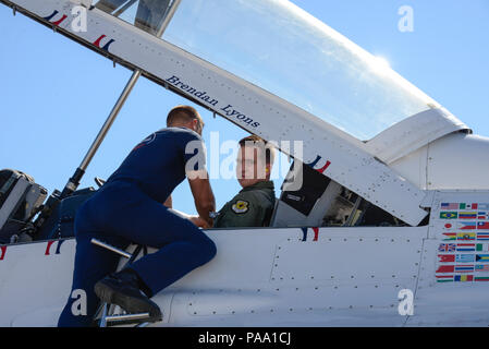 Stati Uniti Air Force Staff Sgt. Conrad Nelson, DA PARTE DEGLI STATI UNITI Air Force aria squadrone dimostrativo, fissa Brendan Lyons, Tucson comunità hometown hero, in Thunderbird 7, un F-16 Fighting Falcon, a Davis-Monthan Air Force Base, Ariz., 11 marzo 2016. Lione è stato nominato come un hometown hero a volare con i Thunderbirds a causa del suo impegno per la sicurezza e la sua passione per rendere Tucson una comunità più sicure per i ciclisti e gli automobilisti. (U.S. Air Force foto di Senior Airman Chris Massey/rilasciato) Foto Stock