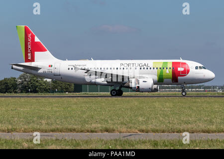 TAP Air Portugal Airbus A319-100 con registrazione CS-TTQ appena atterrato sulla pista 18R (Polderbaan) dell'aeroporto di Amsterdam Schiphol. Foto Stock