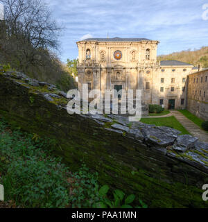 Muro di pietra di fronte al monastero benedettino di San Giuliano di Samos, sul Camino de Santiago, Samos, Lugo, Galizia Foto Stock