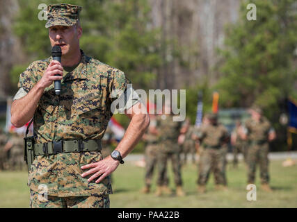 Stati Uniti Marine Corps Col. Kevin J. Stewart, comandante, combattere la logistica reggimento 25, parla a un post e cerimonia di sfiato per Sgt. Il Mag. Alex M. Dobson in campo Soifert su Camp Lejeune, N.C., 14 marzo, 2016. Dobson ha rinunciato il comando a Sgt. Il Mag. Scott M. Schmitt. (U.S. Marine Corps photo by Lance Cpl. Tyler W. Stewart/rilasciato) Foto Stock