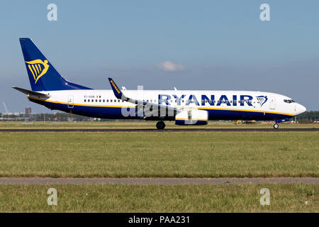 Irish Ryanair Boeing 737-800 con registrazione EI-GSB appena atterrato sulla pista 18R (Polderbaan) dell'aeroporto di Amsterdam Schiphol. Foto Stock