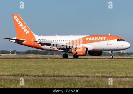 British easyJet Airbus A319-100 con registrazione G-EZGF appena atterrato sulla pista 18R (Polderbaan) dell'aeroporto di Amsterdam Schiphol. Foto Stock