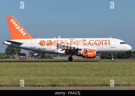 British easyJet Airbus A319-100 (vecchia livrea) con registrazione G-EZIP appena atterrato sulla pista 18R (Polderbaan) dell'aeroporto di Amsterdam Schiphol. Foto Stock