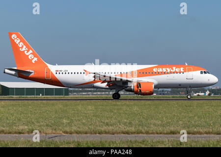 EasyJet Svizzera Airbus A320-200 con registrazione HB-JZX appena atterrato sulla pista 18R (Polderbaan) dell'aeroporto di Amsterdam Schiphol. Foto Stock