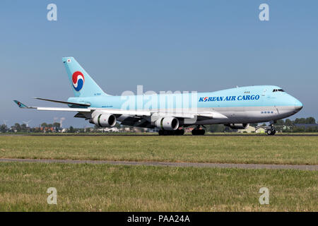 Korean Air Cargo Boeing 747-400F con registrazione HL7603 appena atterrato sulla pista 18R (Polderbaan) dell'aeroporto di Amsterdam Schiphol. Foto Stock