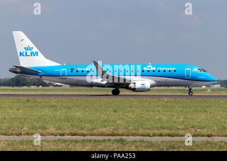 KLM olandese Embraer ERJ-175 con registrazione PH-EXS appena atterrato sulla pista 18R (Polderbaan) dell'aeroporto di Amsterdam Schiphol. Foto Stock