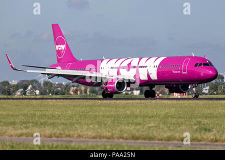 Islandese aria WOW Airbus A321-200 con registrazione TF-ora appena atterrato sulla pista 18R (Polderbaan) dell'aeroporto di Amsterdam Schiphol. Foto Stock