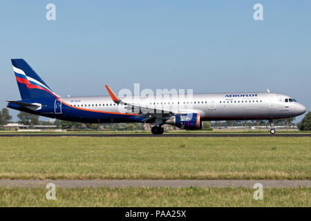 Il russo Aeroflot Airbus A321-200 con registrazione VP-BJX appena atterrato sulla pista 18R (Polderbaan) dell'aeroporto di Amsterdam Schiphol. Foto Stock