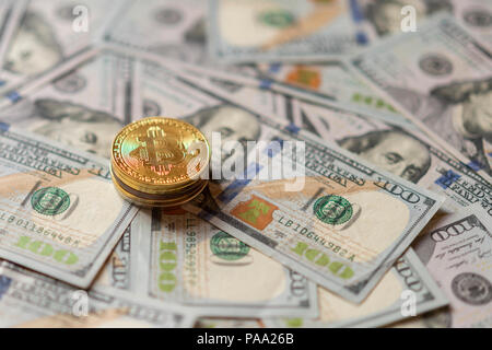 Oro Bitcoin su centinaia di dollari fatture. Bitcoin su di noi le fatture del dollaro moneta elettronica concetto di exchange. Close-up Foto Stock