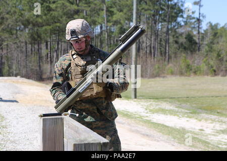 Il sergente Zachary Yountz, un plotone sergente dal quartier generale Battaglione, 2° Divisione Marine, si prepara a caricare un M72 Luce arma Anti-Tank durante la conduzione di un'esercitazione a fuoco a Camp Lejeune, N.C., 16 marzo 2016. Lo scopo della formazione è stato per la costruzione di unità e coesione consentono i Marines a costruire sulla base di competenze al di fuori delle loro forze armate professionali di specialità. (Marine Corps foto di Cpl. Shannon Kroening) Foto Stock