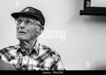 WHITE SANDS MISSILE RANGE, N.M. - Harold Berghower, 95, Bataan morte marzo superstite ha parlato di come a sognare di essere in una fattoria lo hanno aiutato con la realtà della malattia e della morte per fame cattività portato, il 19 marzo 2016 un giorno prima della ventisettesima edizione White Sands Missile Range N.M., Memorial Bataan morte marzo. Dopo la guerra Berghower trasferito alla Air Force e ritirato come Chief Master Sgt. (U.S. Foto dell'esercito da: Staff Sgt. Marcus Fichtl, xxiv premere Camp) Foto Stock