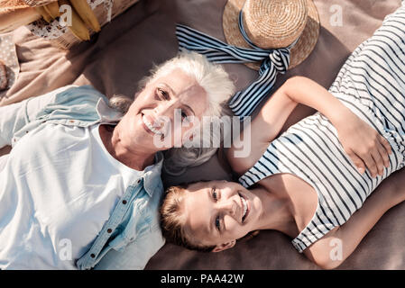 Ritratto di felici donne che posa su telecamera Foto Stock