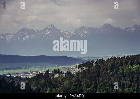 Alti Tatra con picco Gerlach visto da Tomasovsky vyhlad visualizzazione di punto al di sopra del fiume Hornad valley in Paradiso Slovacco National Park, Slovacchia Foto Stock