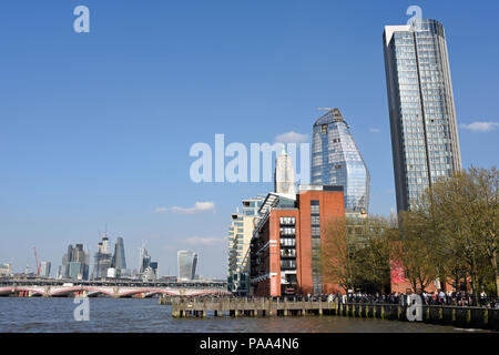 Vista verso la città business district lungo il fiume Tamigi a Londra su un soleggiato aprile sera Foto Stock