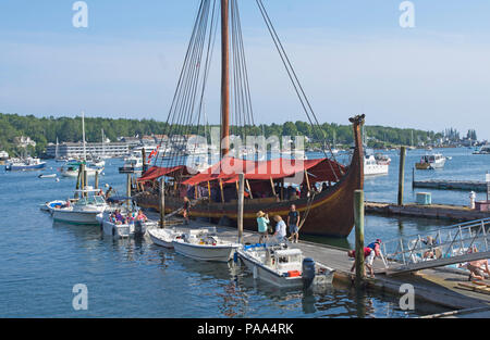 Il 'Draken' una replica 115' Viking Nave da Guerra in occasione di una visita al porto di Bootbay, Maine, Stati Uniti d'America Foto Stock