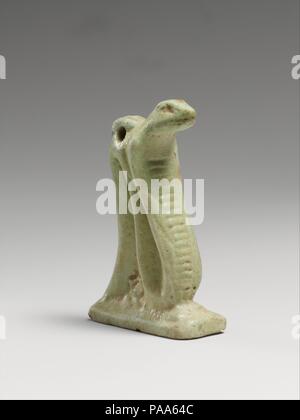 Faience snake amuleto. Cultura: egiziana. Dimensioni: H.: 1 9/16 in. (4 cm). Data: 664-30 A.C.. Amuleti che rappresentano gli animali sono stati attribuiti a una divinità: un falco per Ra, il dio del sole, un leone per Sakhmi, la dea della guerra, una ram per Khnum e un gatto per Bast. I serpenti erano i simboli della regalità. Museo: Metropolitan Museum of Art di New York, Stati Uniti d'America. Foto Stock