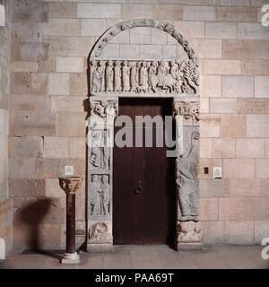 Portale della chiesa di San Leonardo al frigido. Artista: Workshop di Biduinus (italiano, attivo ultimo quarto del XII secolo). Cultura: Italiano. Dimensioni: 13 m. 2 a. × 76 a. × 14 a. (401.3 × 193 × 35,6 cm). Data: ca. 1175. Questo sportello contrassegnato l'ingresso principale di una piccola chiesa dedicata a San Leonardo che si trova sul fiume Frigido. A quanto pare, un antico sarcofago è stato riutilizzato per i montanti di supporto su entrambi i lati della porta ed è stato scolpito per mostrare scene della Annunciazione e la visitazione sulla sinistra e una grande figura di San Leonardo di Noblat, patrono dei prigionieri, su Foto Stock