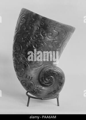 Horn-Shaped Cup. Cultura: la Cina. Dimensioni: H. 3 3/4 in. (9,6 cm); W. 2 3/4 in. (7 cm). Museo: Metropolitan Museum of Art di New York, Stati Uniti d'America. Foto Stock