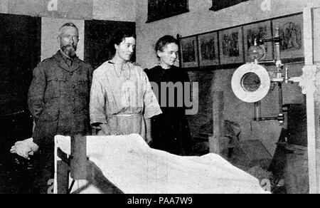 163 Madame Curie la visita di un ospedale di guerra Foto Stock