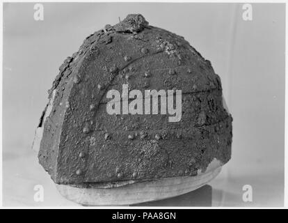 Casco (Shokakutsuki Kabuto). Cultura: giapponese. Dimensioni: H. 6. (15,2 cm); W. 8. (20,3 cm); D. 11 1/4 in. (28,6 cm). Data: probabilmente ca. 5a-6a secolo. Museo: Metropolitan Museum of Art di New York, Stati Uniti d'America. Foto Stock