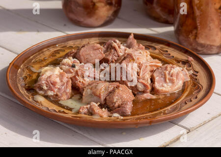 Pezzi di stufato su una piastra di argilla. Cucina tradizionale. Luce diurna. Chiudere la vista Foto Stock