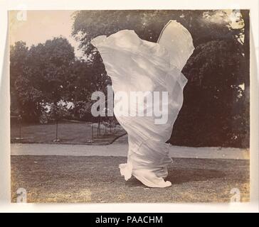 [Loie Fuller Dancing]. Artista: Samuel Joshua Beckett (British, Shadwell, Stepney [Londra] 1870-1940 Bournemouth). Dimensioni: 10,1 x 12,5 cm (4 x 4 15/16 in.). Data: ca. 1900. Il ballerino americano Loie Fuller (1862-1928) ha conquistato Parigi sulla sua apertura notturna a Folies-Bergère il 5 novembre 1892. Manipolare con canne di bambù un immenso mantello costituito da oltre un centinaio di metri di traslucido, cangiante Seta, il ballerino evocato forme organiche --farfalle, fiori e fiamme--in perpetuo la metamorfosi attraverso un gioco di luci colorate. Loie Fuller's innovativi effetti di illuminazione, alcuni dei quali sh Foto Stock