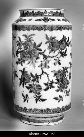 Vaso. Cultura: la Cina. Dimensioni: H. 14 a. (35,6 cm). Museo: Metropolitan Museum of Art di New York, Stati Uniti d'America. Foto Stock