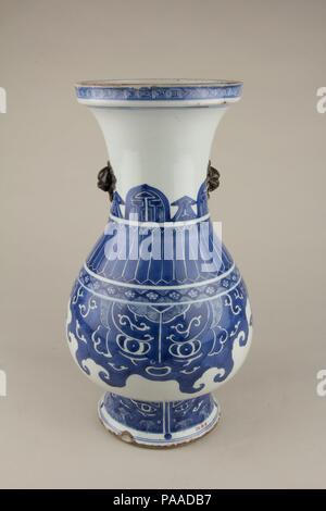 Vaso. Cultura: la Cina. Dimensioni: H. 14 3/4 in. (37,5 cm). Museo: Metropolitan Museum of Art di New York, Stati Uniti d'America. Foto Stock