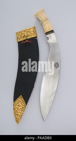 Coltello (Kukri) con guaina. Cultura: Indiano o nepalese, Gurkha. Dimensioni: H. con guaina 18 1/4 in. (46,4 cm); H. senza guaina 17 1/8 in. (43,5 cm); W. 2 1/8 in. (5.4 cm); Wt. 1 lb. 8.9 oz. (705.9 g); peso di guaina 8.2 oz. (232,5 g). Data: del XIX secolo. Museo: Metropolitan Museum of Art di New York, Stati Uniti d'America. Foto Stock