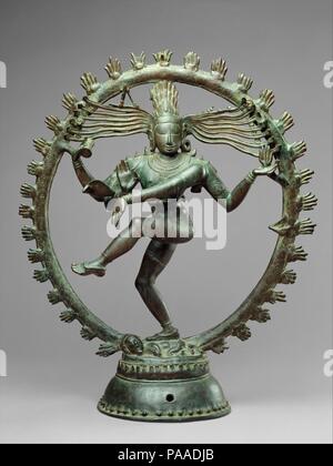 Shiva come Signore della danza (Nataraja). Cultura: Indiano (Tamil Nadu). Dimensioni: H. 26 7/8 in. (68,3 cm); Diam. 22 1/4 in. (56,5 cm). Data: ca. Xi secolo. Come simbolo di Shiva Nataraja è un brillante invenzione. Si combina in una singola immagine Shiva ruoli come creatore, Preserver e distruttore dell universo e convoglia la concezione indiana del non finisce mai di ciclo del tempo. Anche se è apparso in scultura sin dal quinto secolo, il suo presente, famosa in tutto il mondo forma evoluta sotto la regola del Cholas. Shiva's dance è impostato entro un alone di fiamme. Il dio tiene nella sua parte superiore lato destro la damar Foto Stock